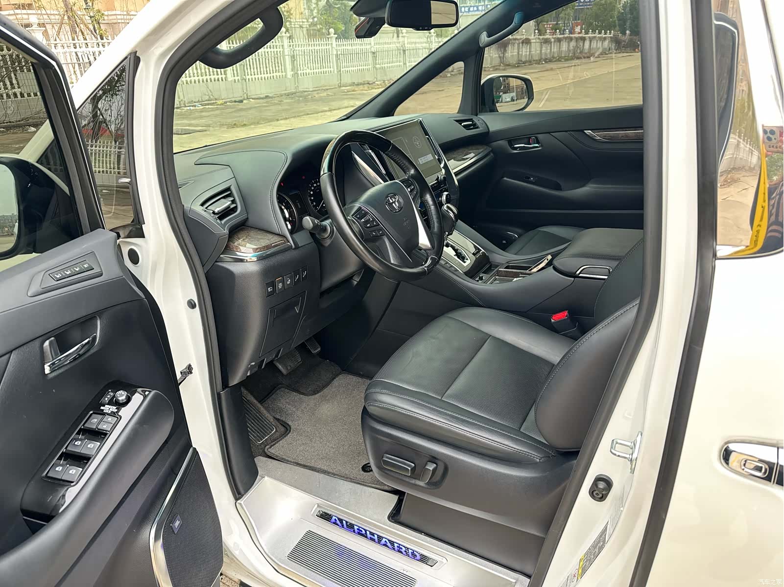 Toyota Alphard, 2022 4