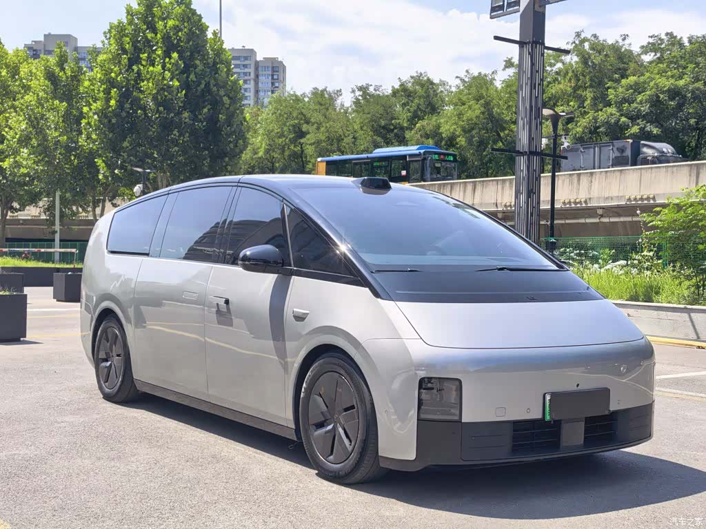 Li Auto MEGA, 2024 22