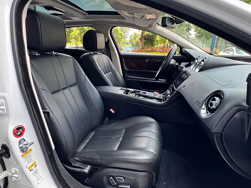 Jaguar XJ Jaguar XJ