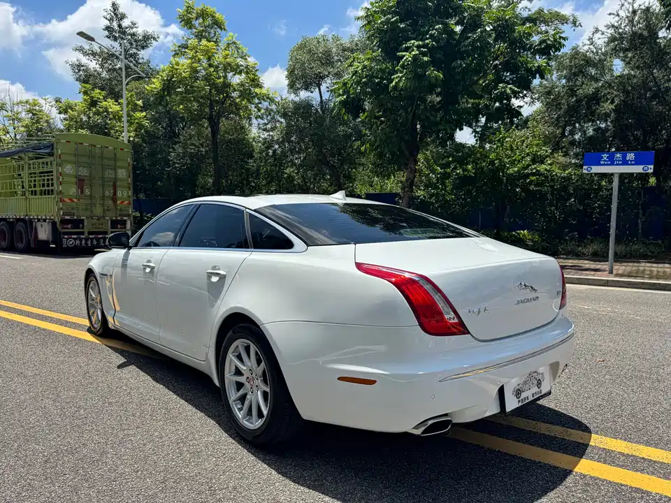Jaguar XJ Jaguar XJ