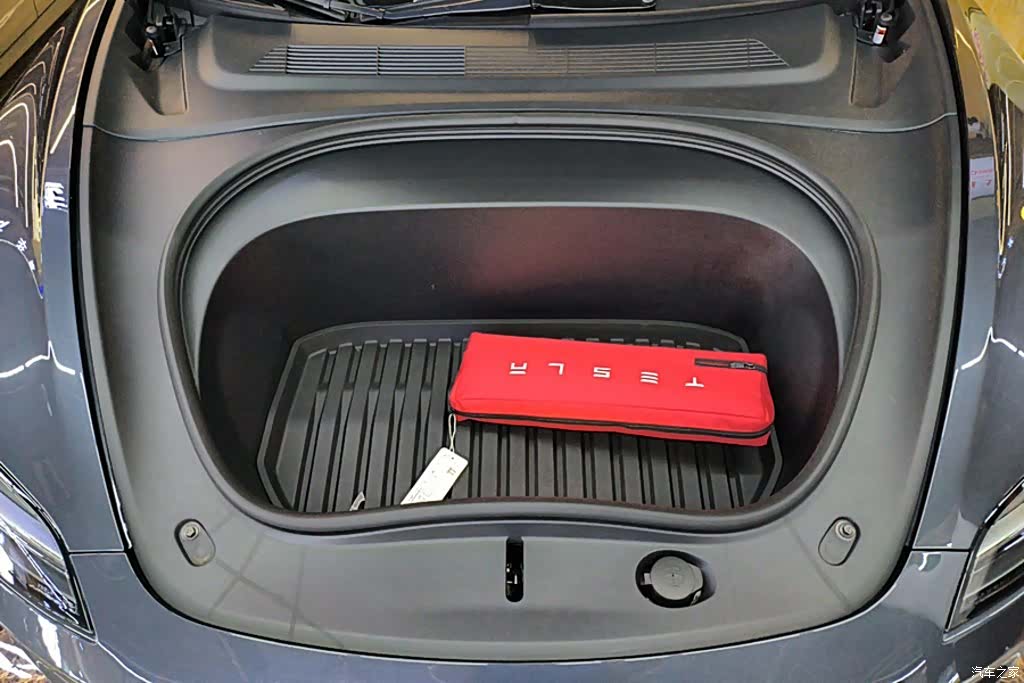 Tesla Model 3, 2025 10