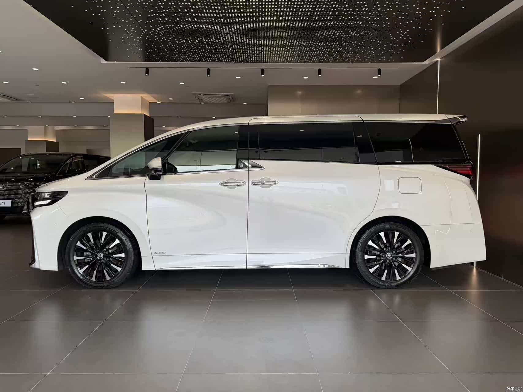 Toyota Vellfire, 2024 7