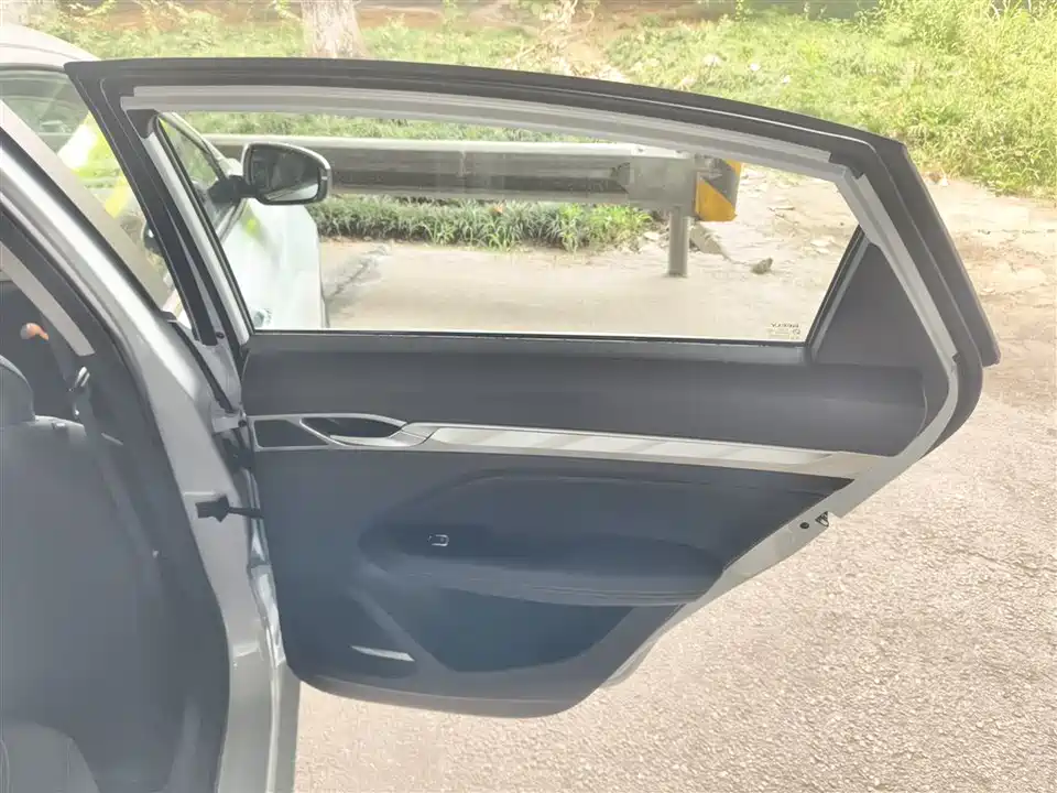 Geely Emgrand L HiP Geely Emgrand L HiP