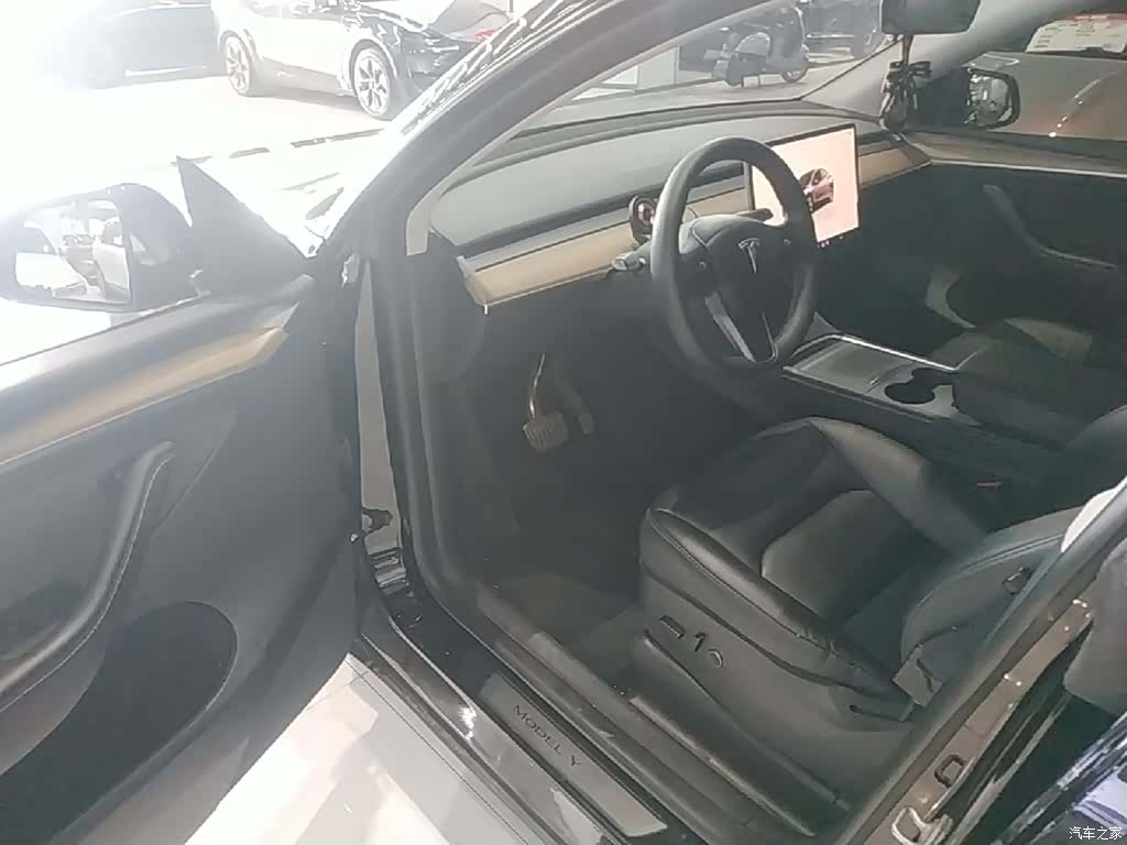 Tesla Model Y, 2023 16