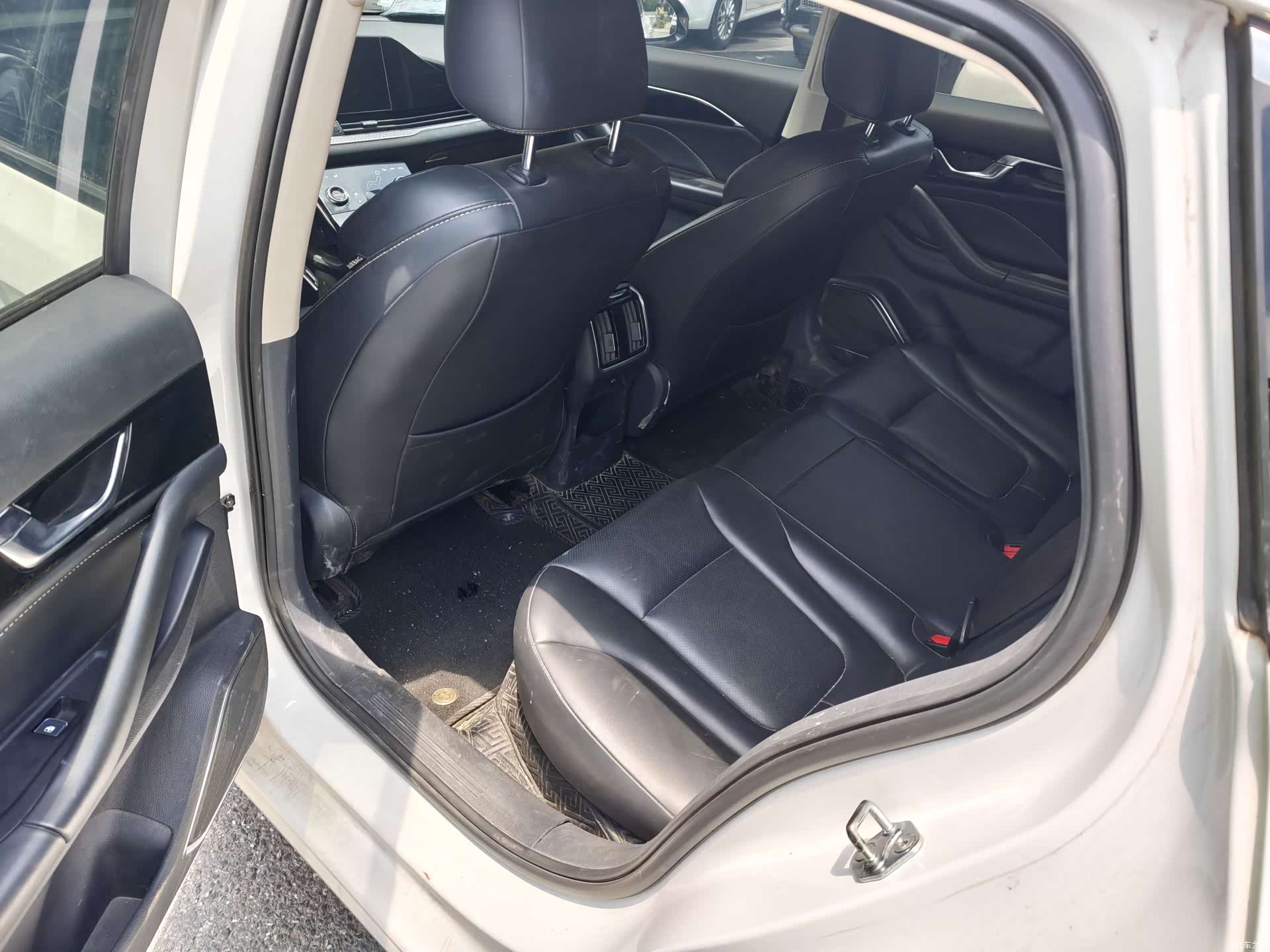 Bestune B70, 2022 11
