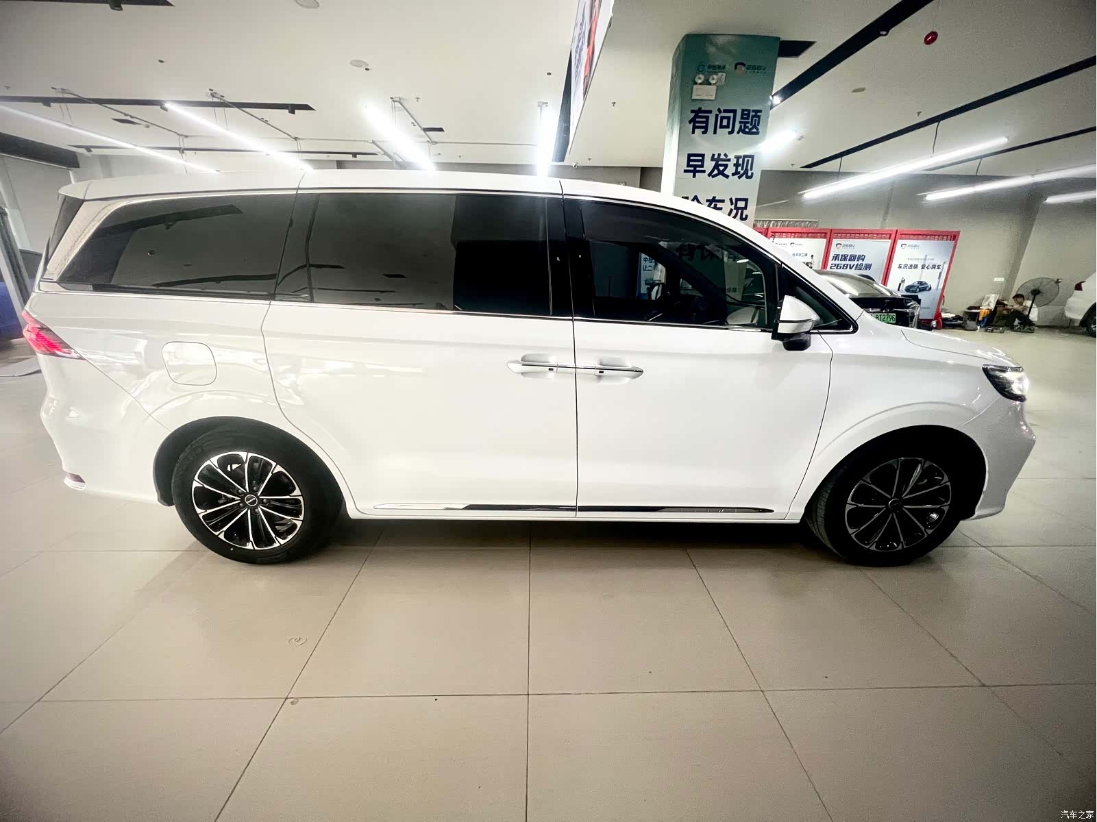 Roewe iMAX8, 2022 4