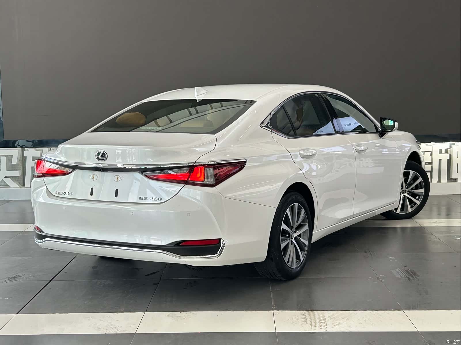 Lexus ES, 2019 10