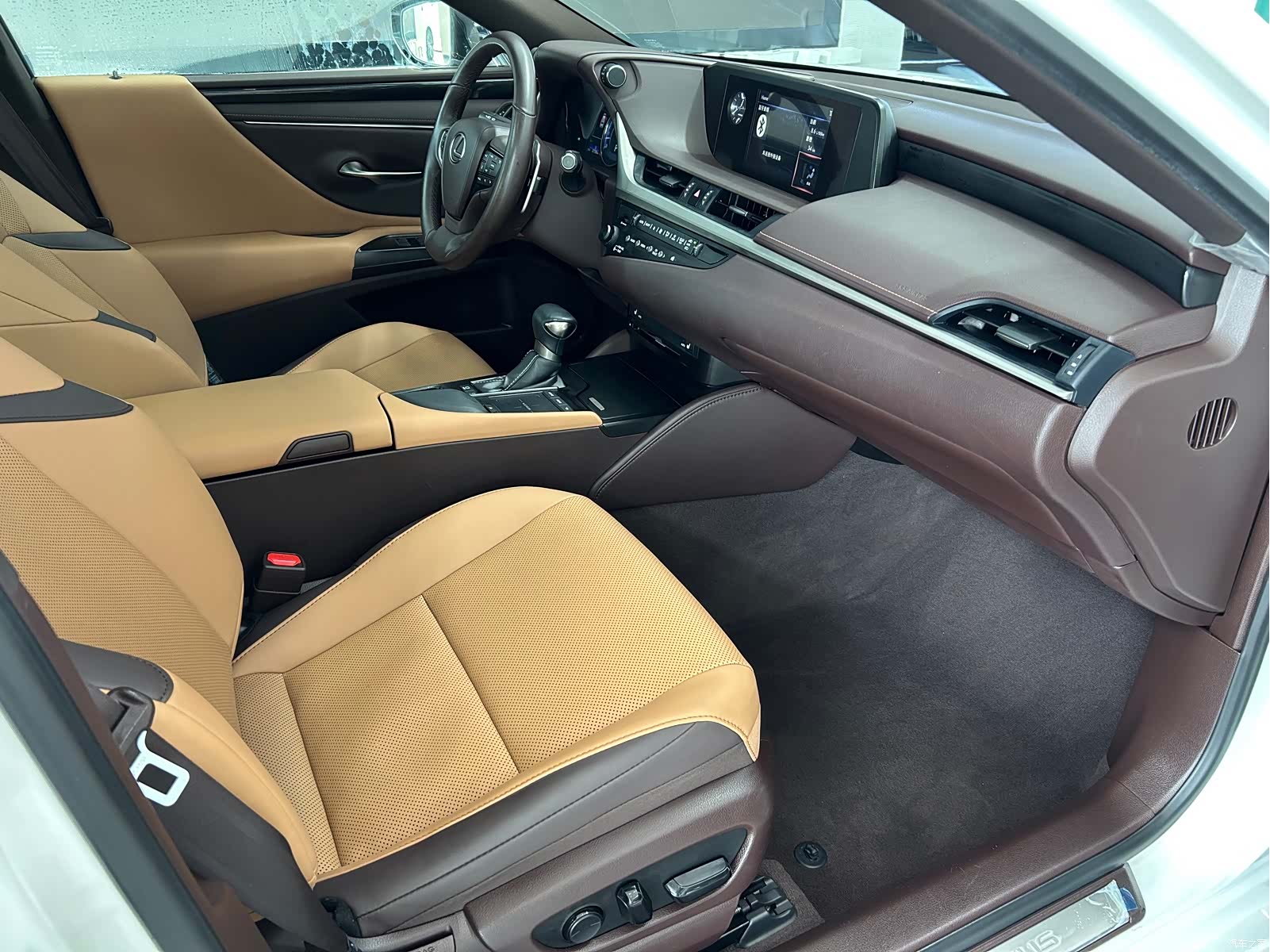 Lexus ES, 2019 все фото