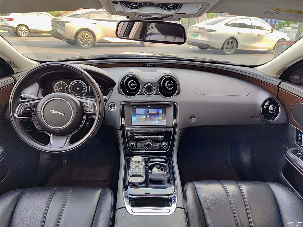 Jaguar XJ, 2016 10