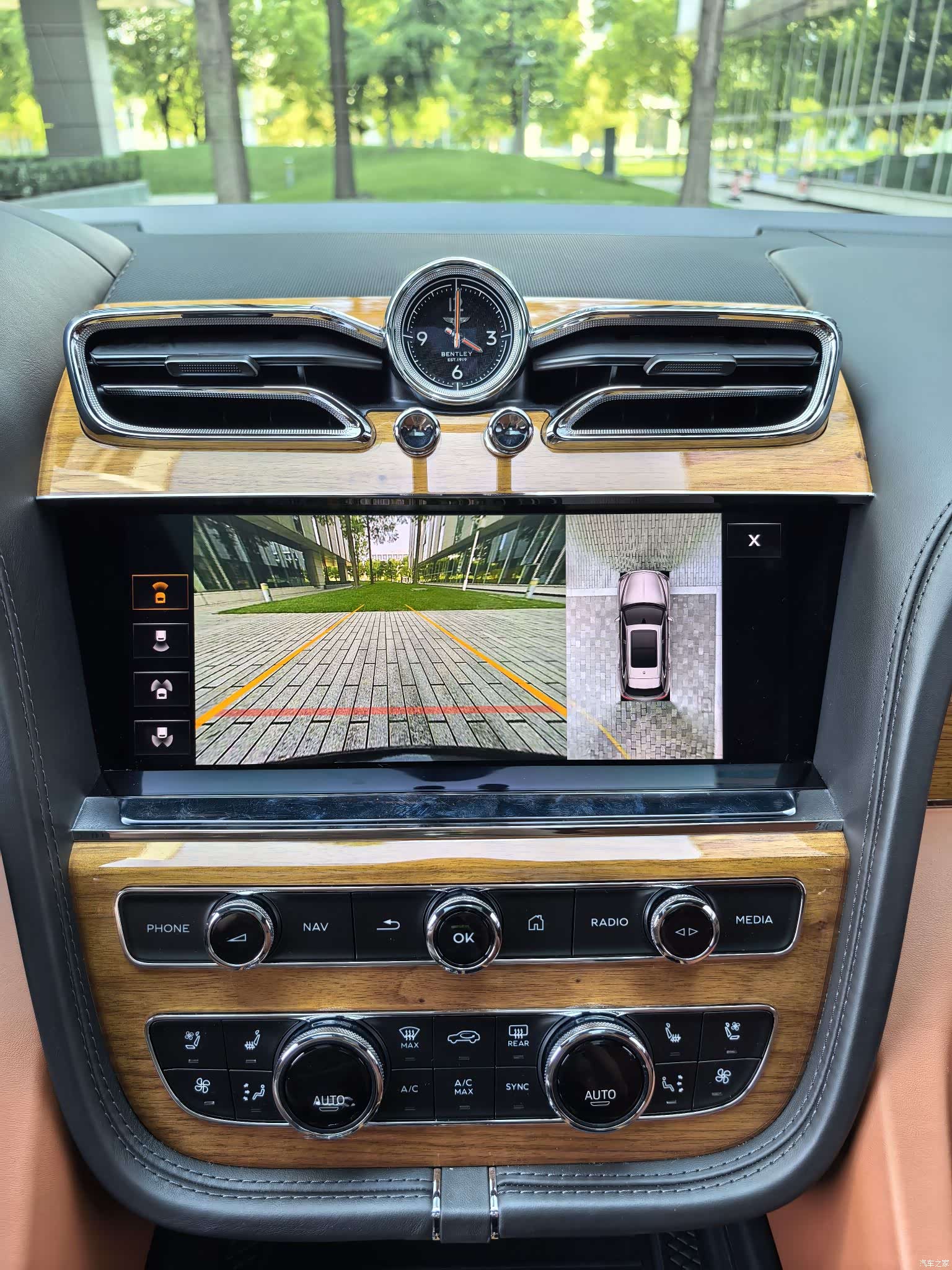 Bentley Bentayga, 2021 23
