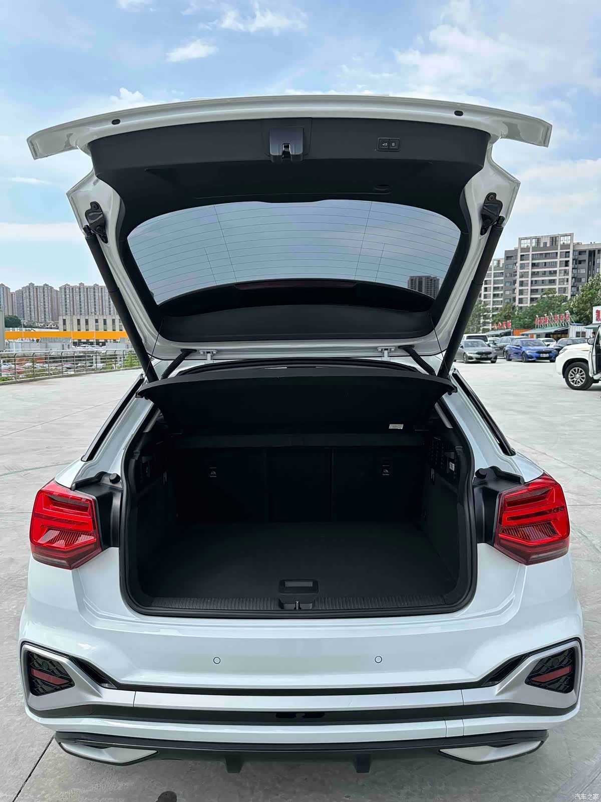 Audi Q2L, 2023 17