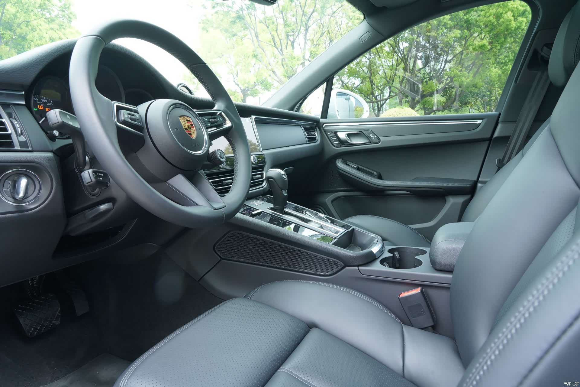 Porsche Macan, 2024 10