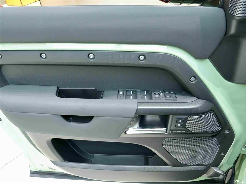 Land Rover Defender, 2023 19