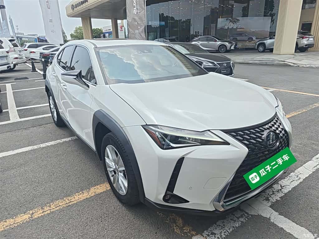 Lexus UX, 2021 4