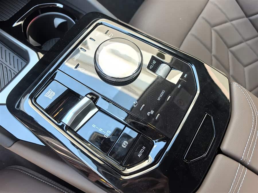 BMW 5 Series 2025, фото 11