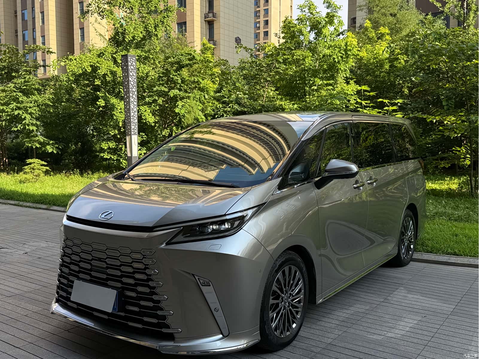 Lexus LM, 2025 2