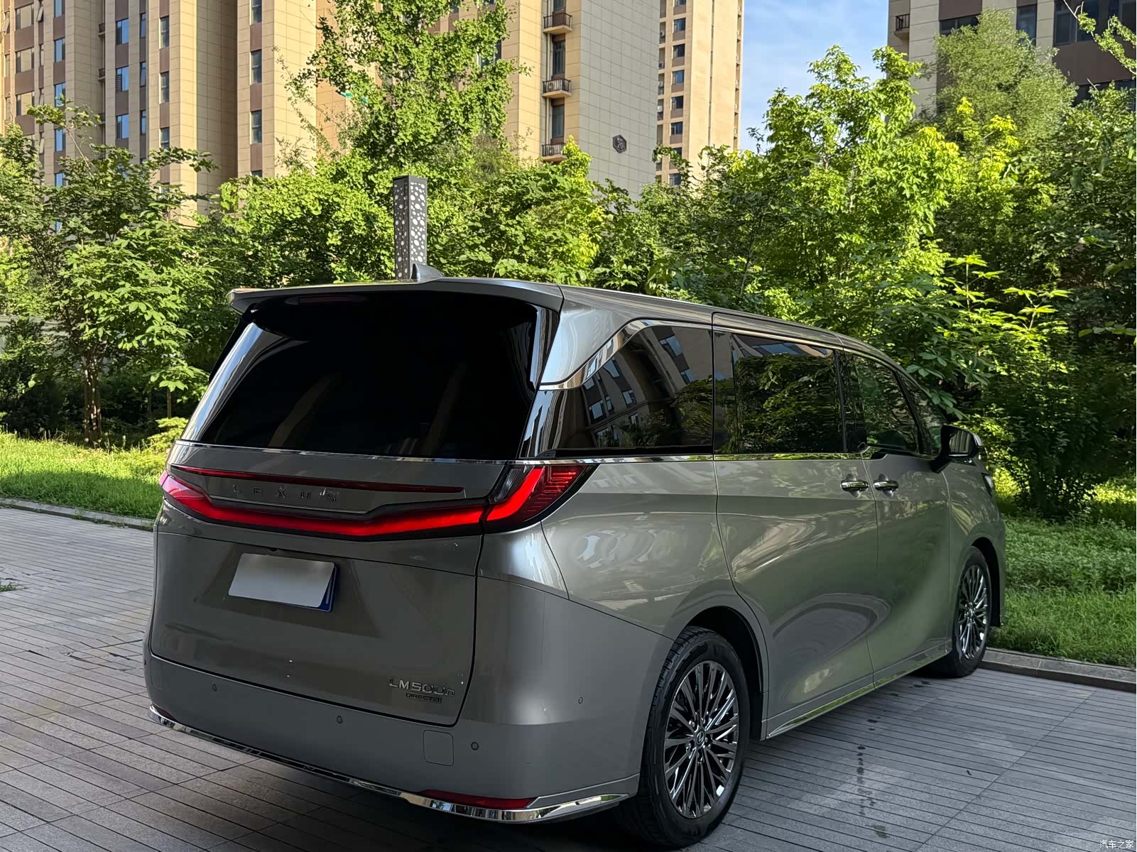 Lexus LM, 2025 6