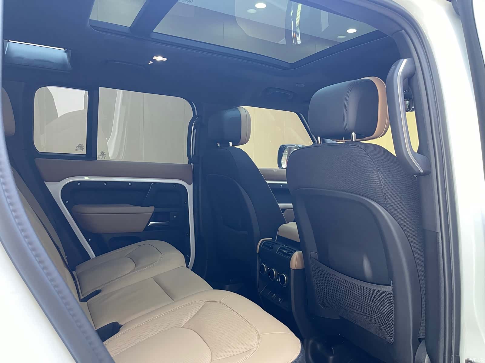 Land Rover Defender, 2026 15