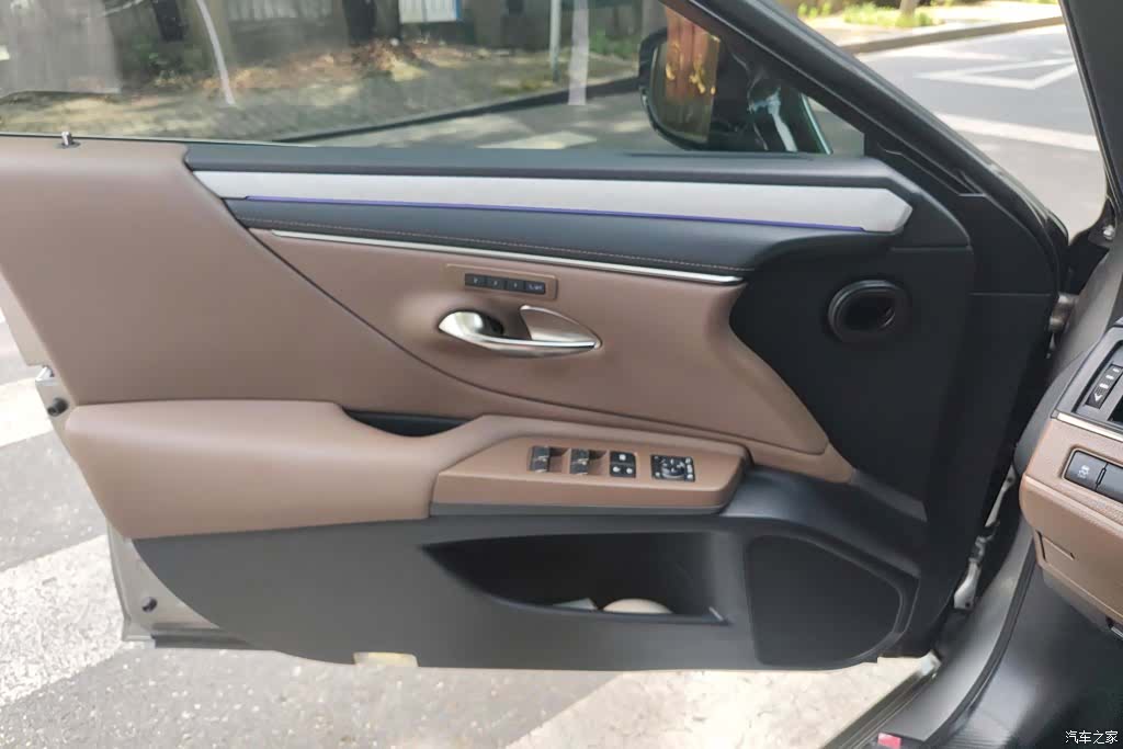 Lexus ES, 2025 7