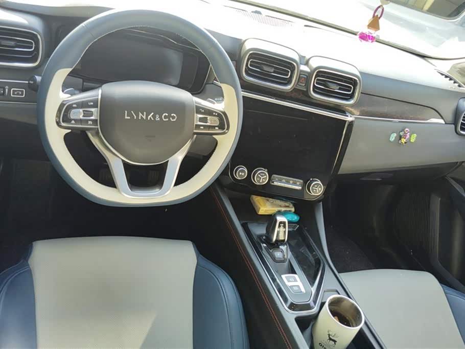 Lynk & Co 02 Lynk & Co 02