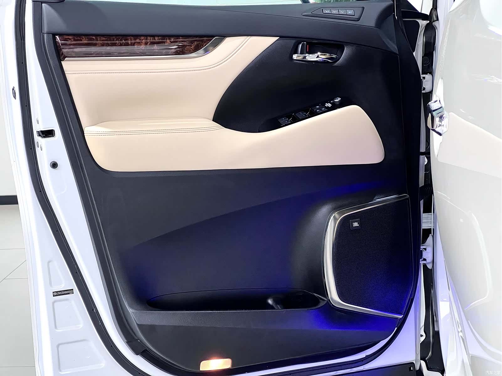 Toyota Alphard, 2023 18