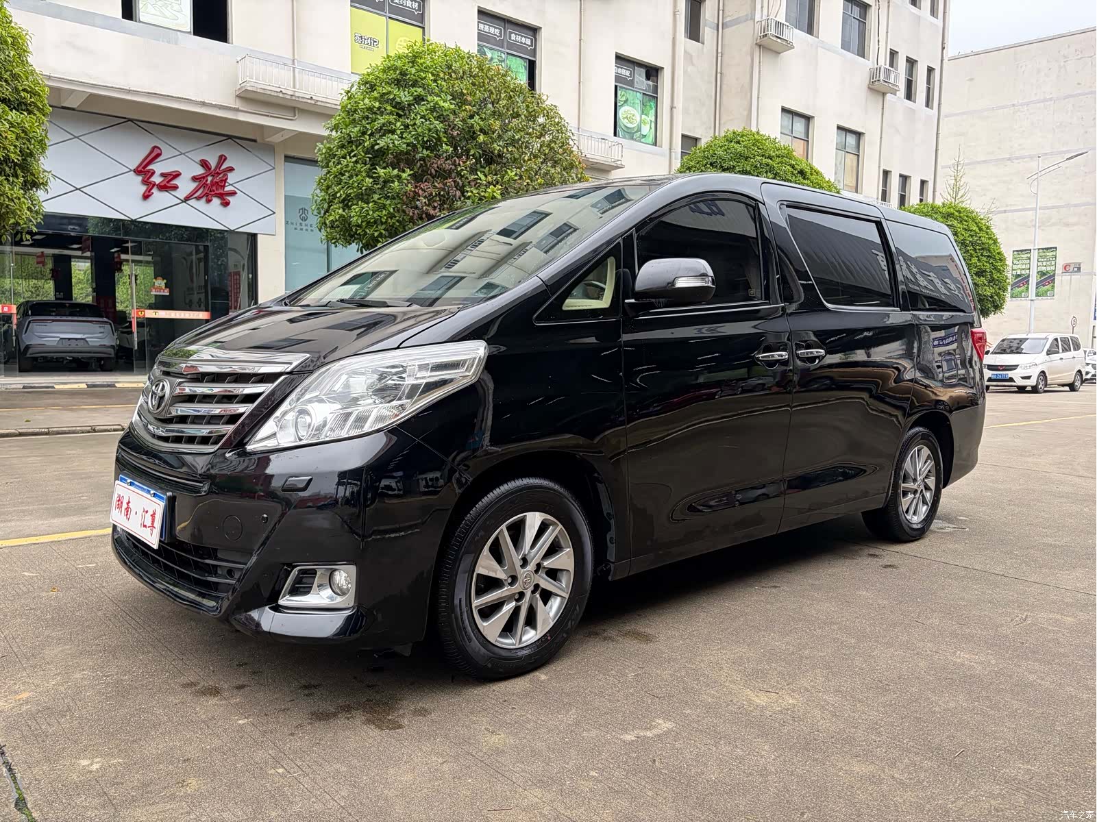 Toyota Alphard, 2013 1