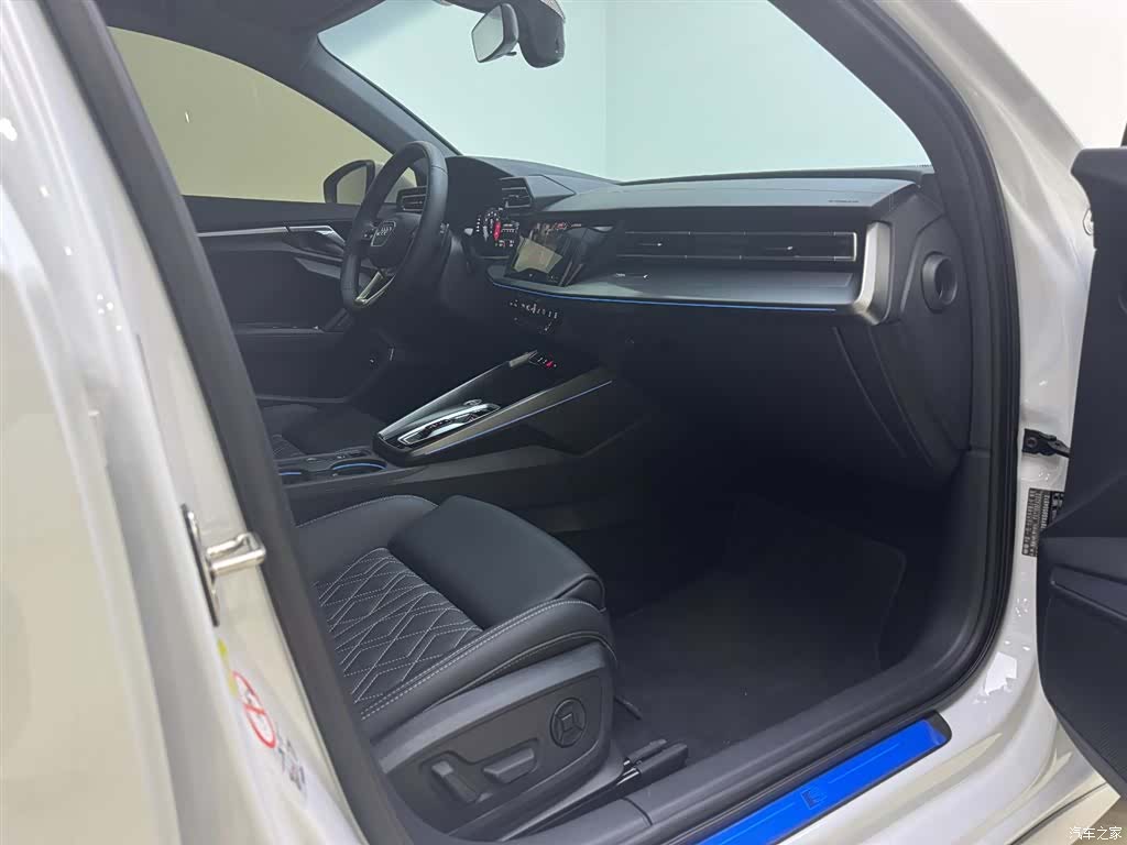 Audi Flying Spur, 2025 17