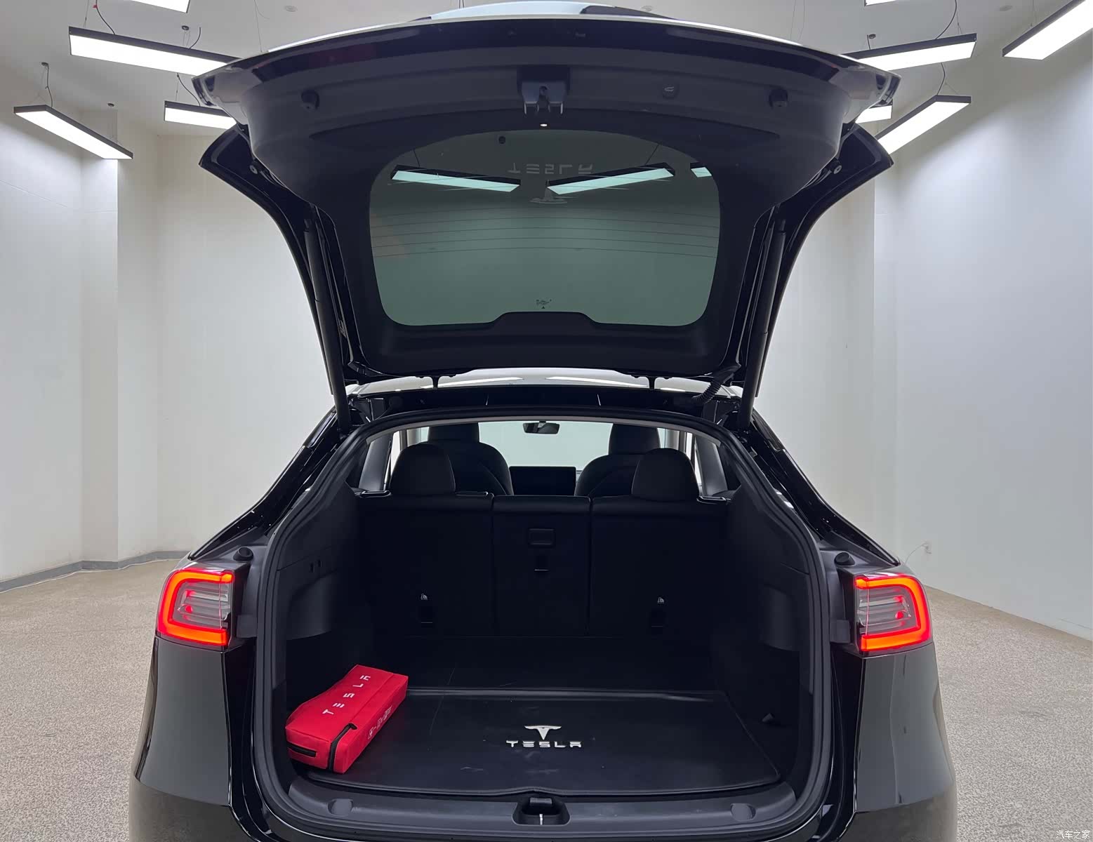 Tesla Model Y, 2023 31
