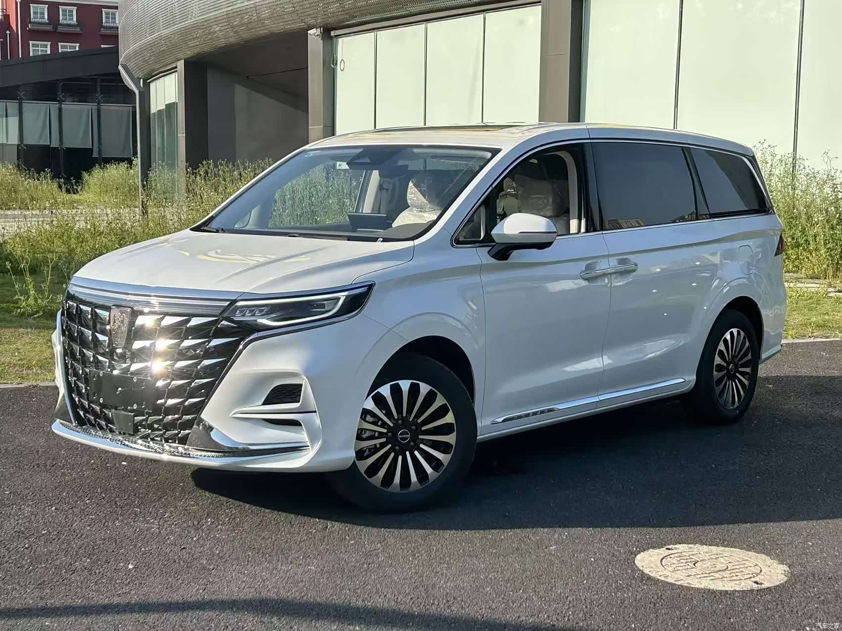 Roewe iMAX8, 2025 1