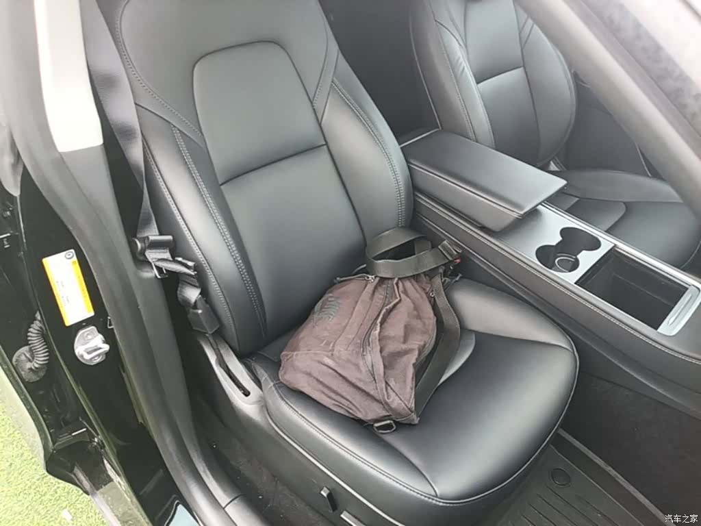 Tesla Model Y, 2023 25