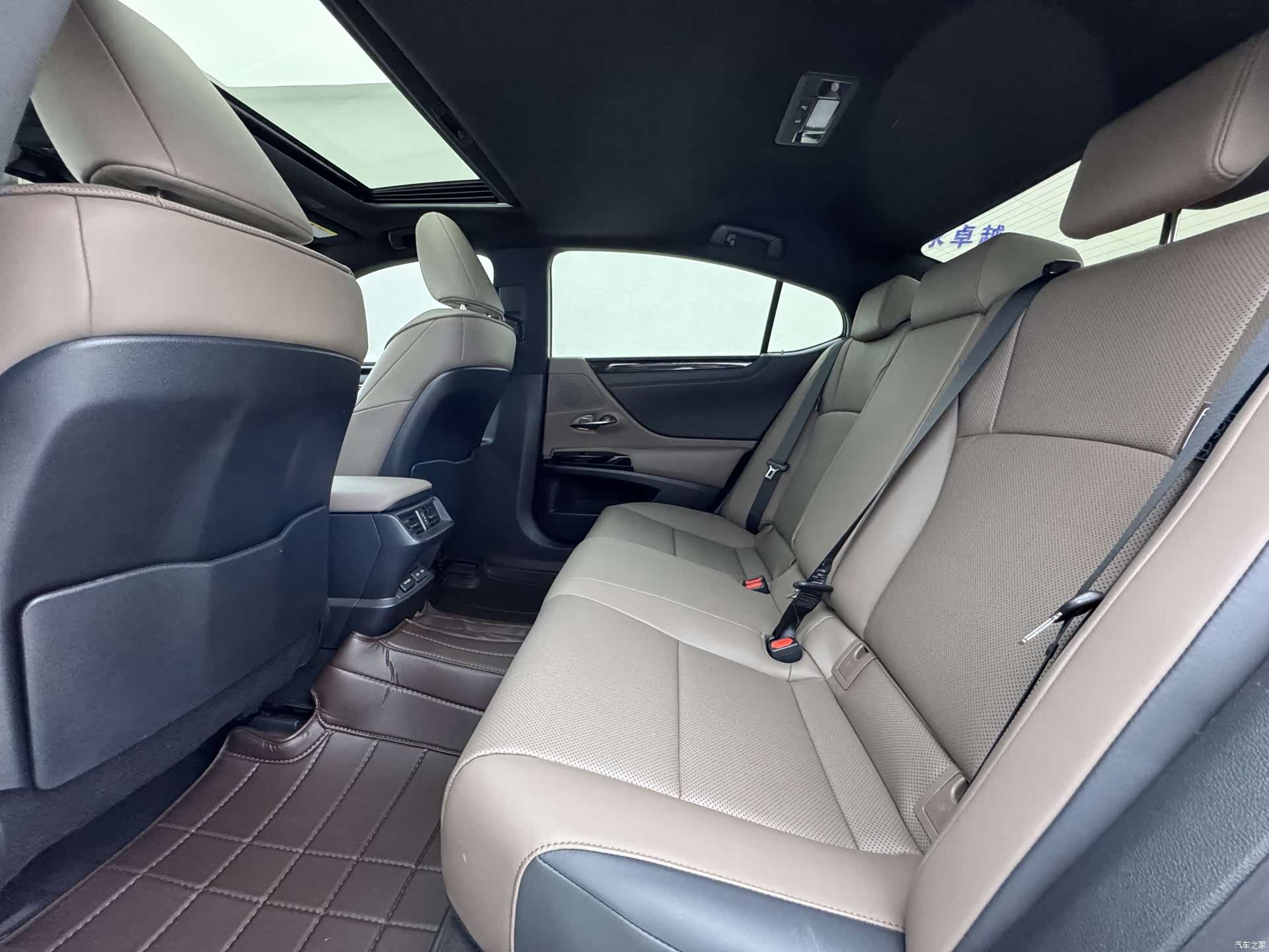 Lexus ES, 2024 9
