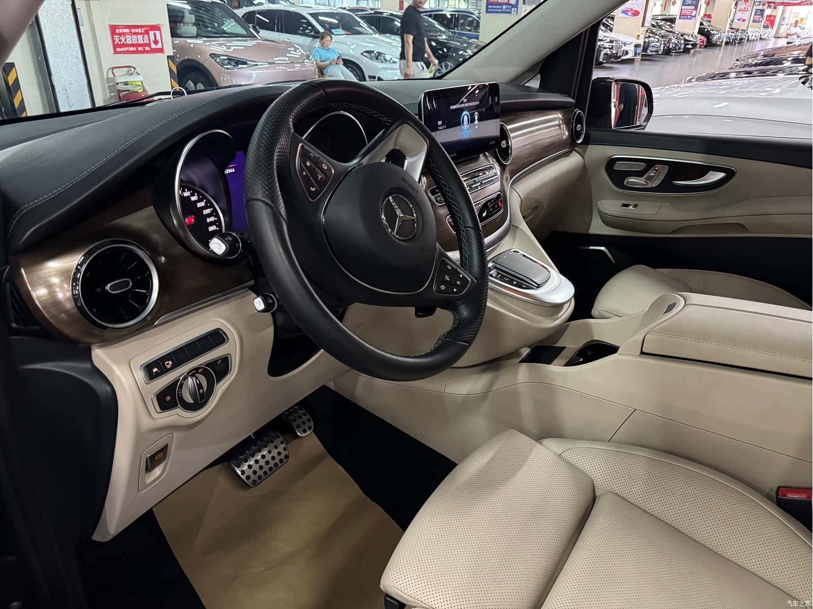 Mercedes-Benz V-Class, 2023 6