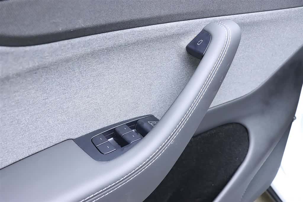 Tesla Model Y, 2026 9
