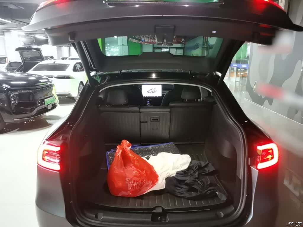 Tesla Model Y, 2023 19