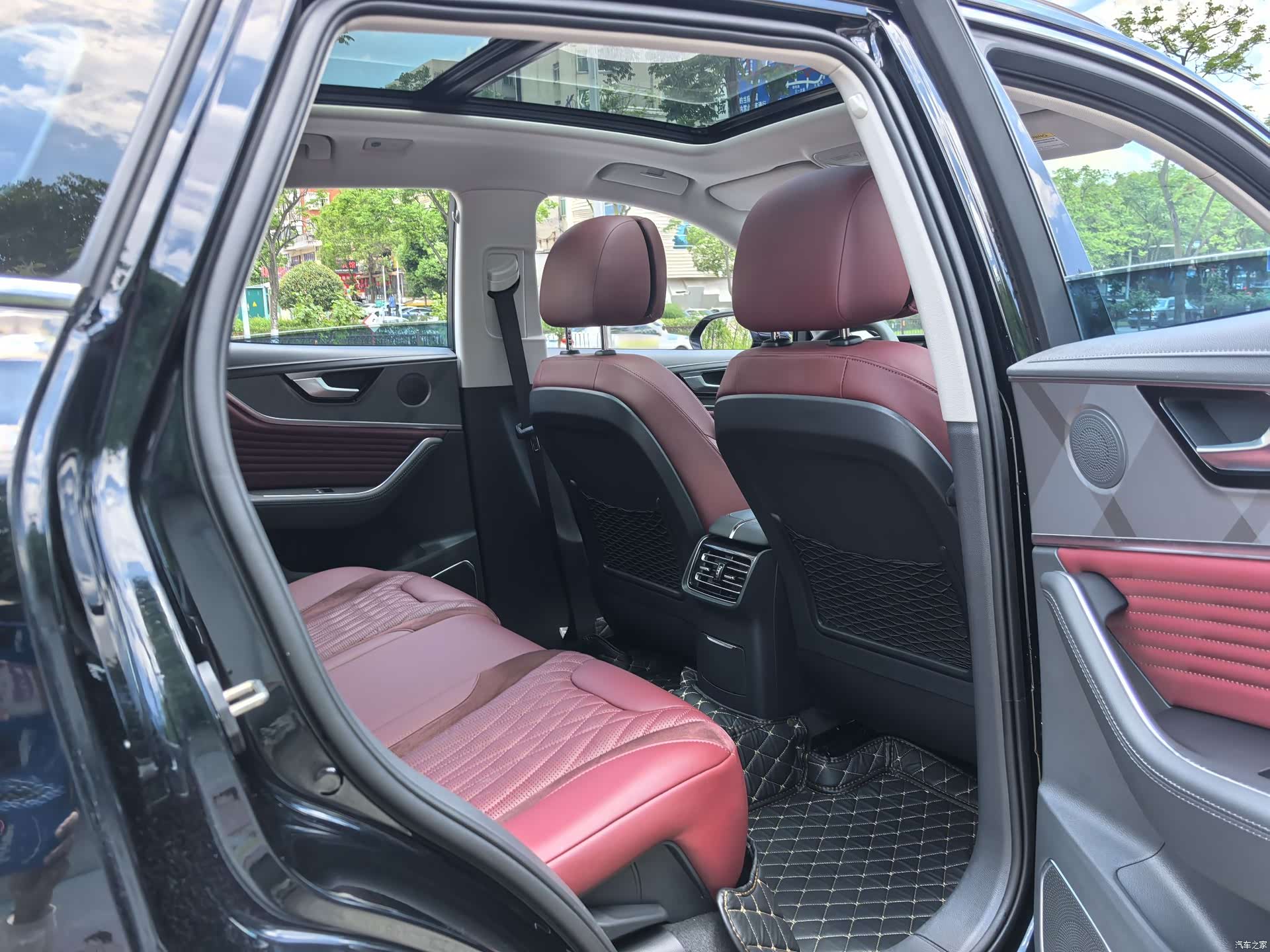 Hongqi HS5, 2024 12