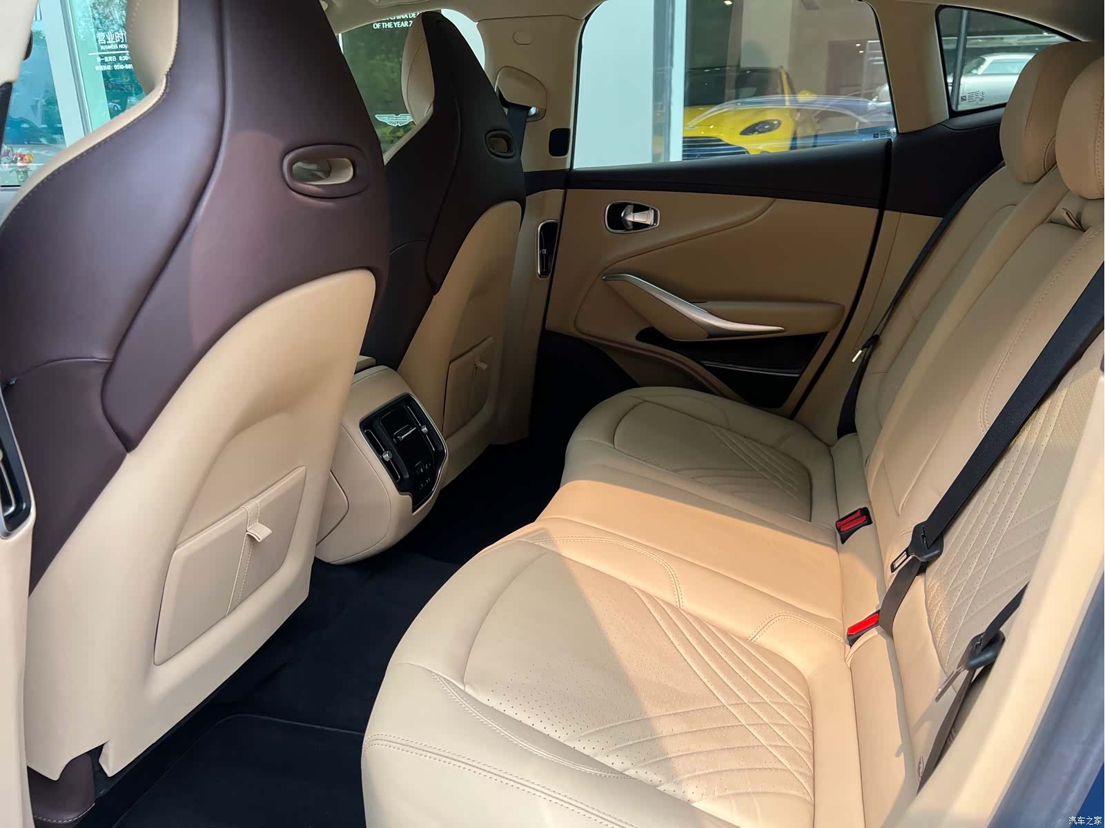 Aston Martin DBX, 2025 10