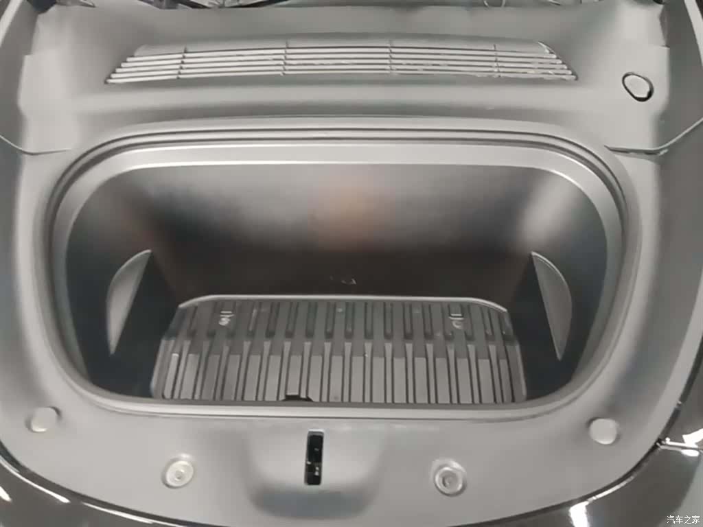 Tesla Model Y, 2024 20