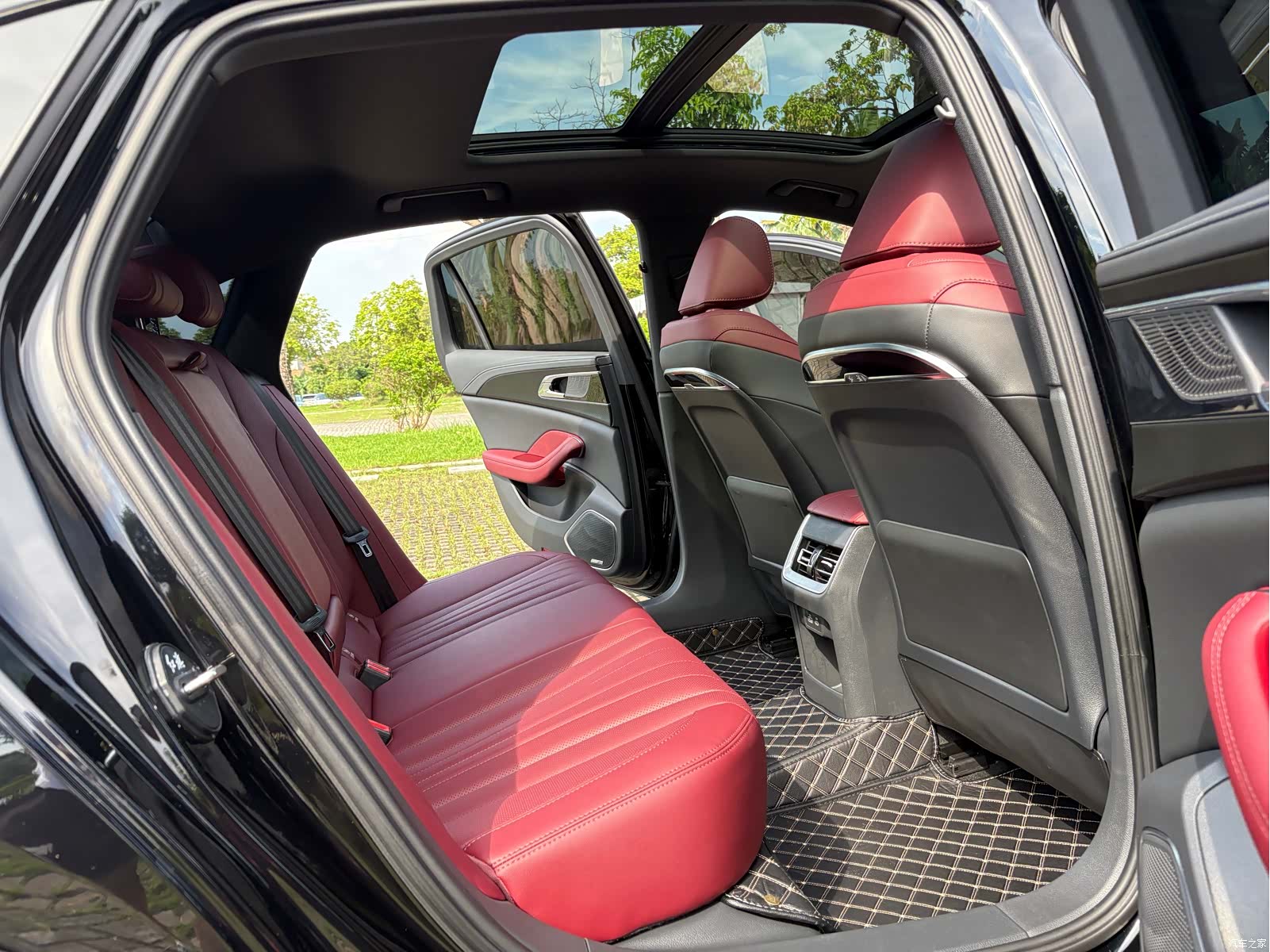 Hongqi H5, 2025 10