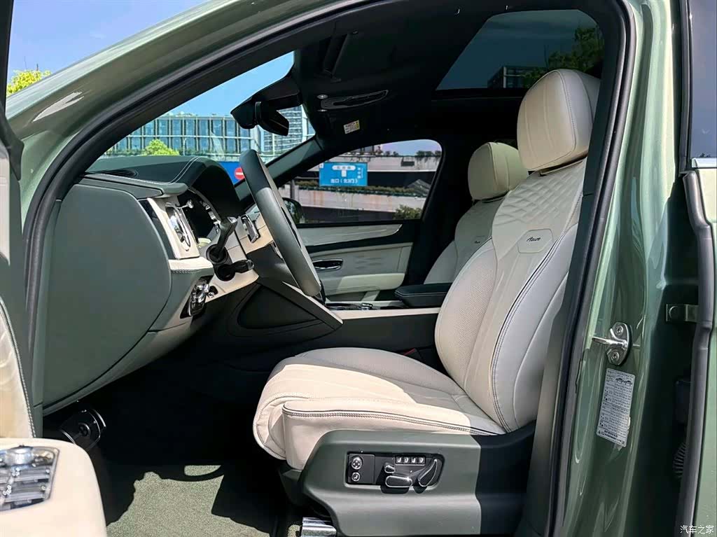 Bentley Bentayga, 2023 11