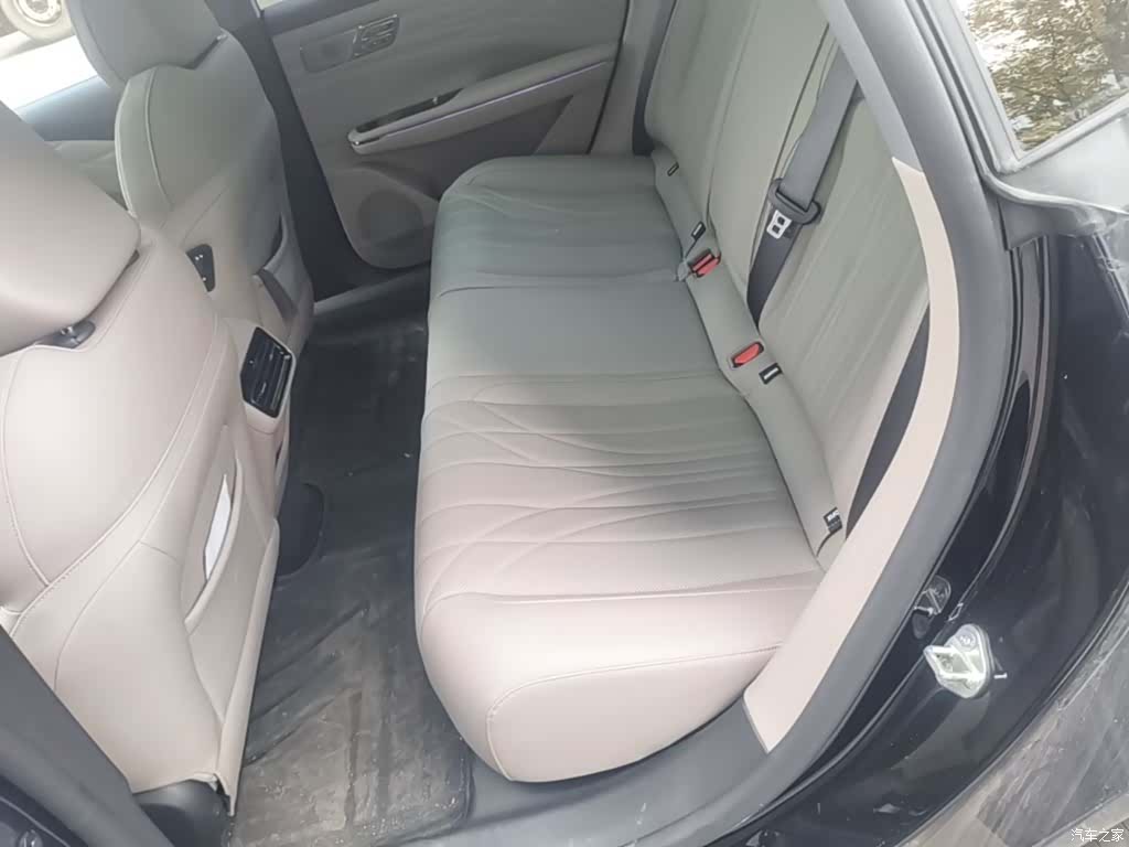 Geely 8, 2025 17
