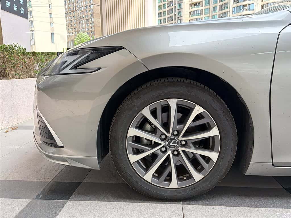Lexus ES, 2025 11
