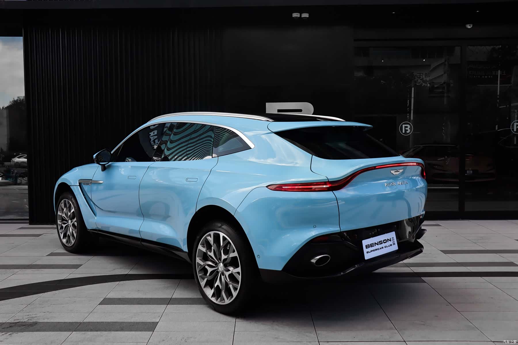 Aston Martin DBX, 2022 4