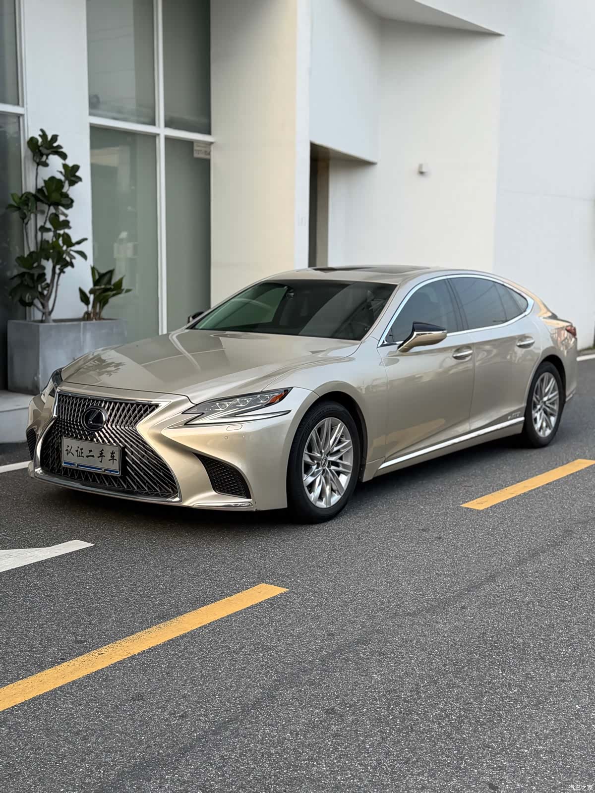 Lexus LS, 2019 1