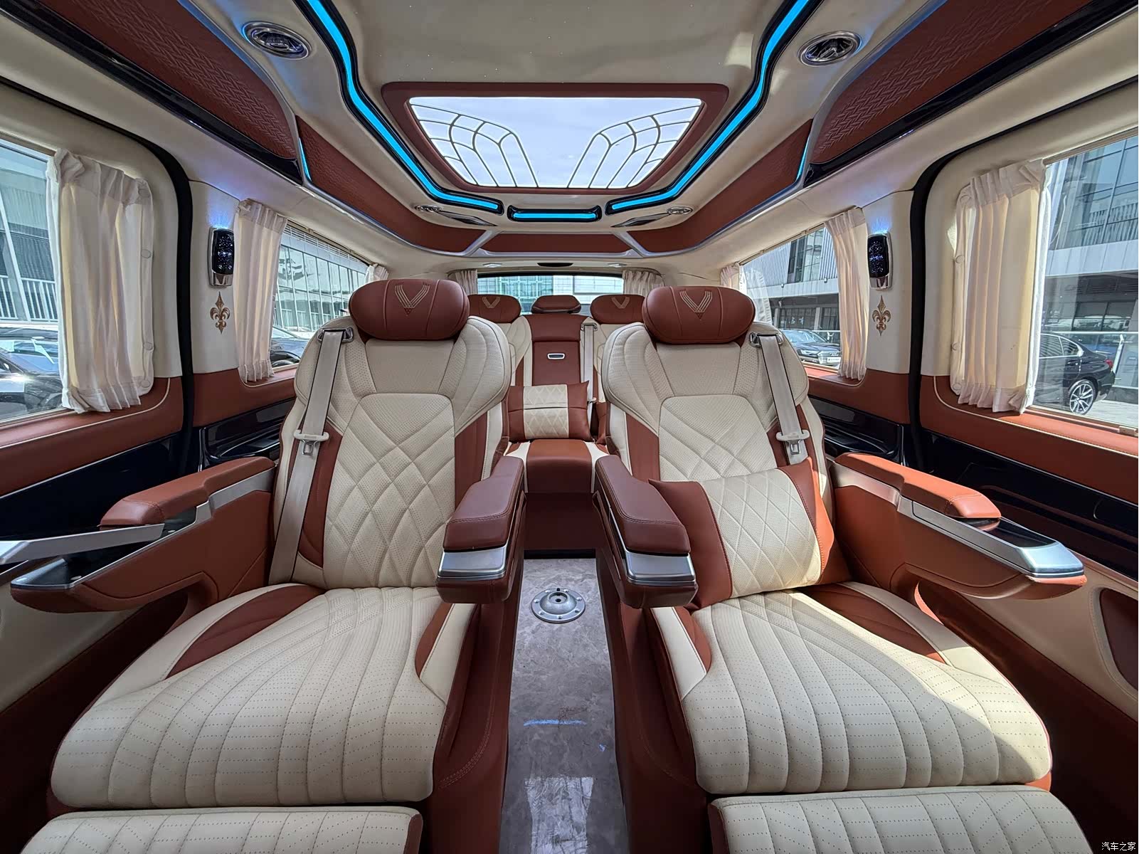 Mercedes-Benz V-Class, 2023 16