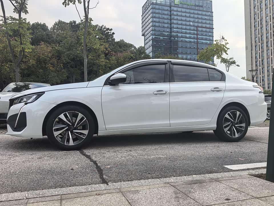 Peugeot 408