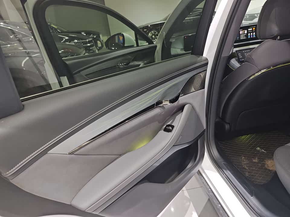 VOYAH Lantu chasing light