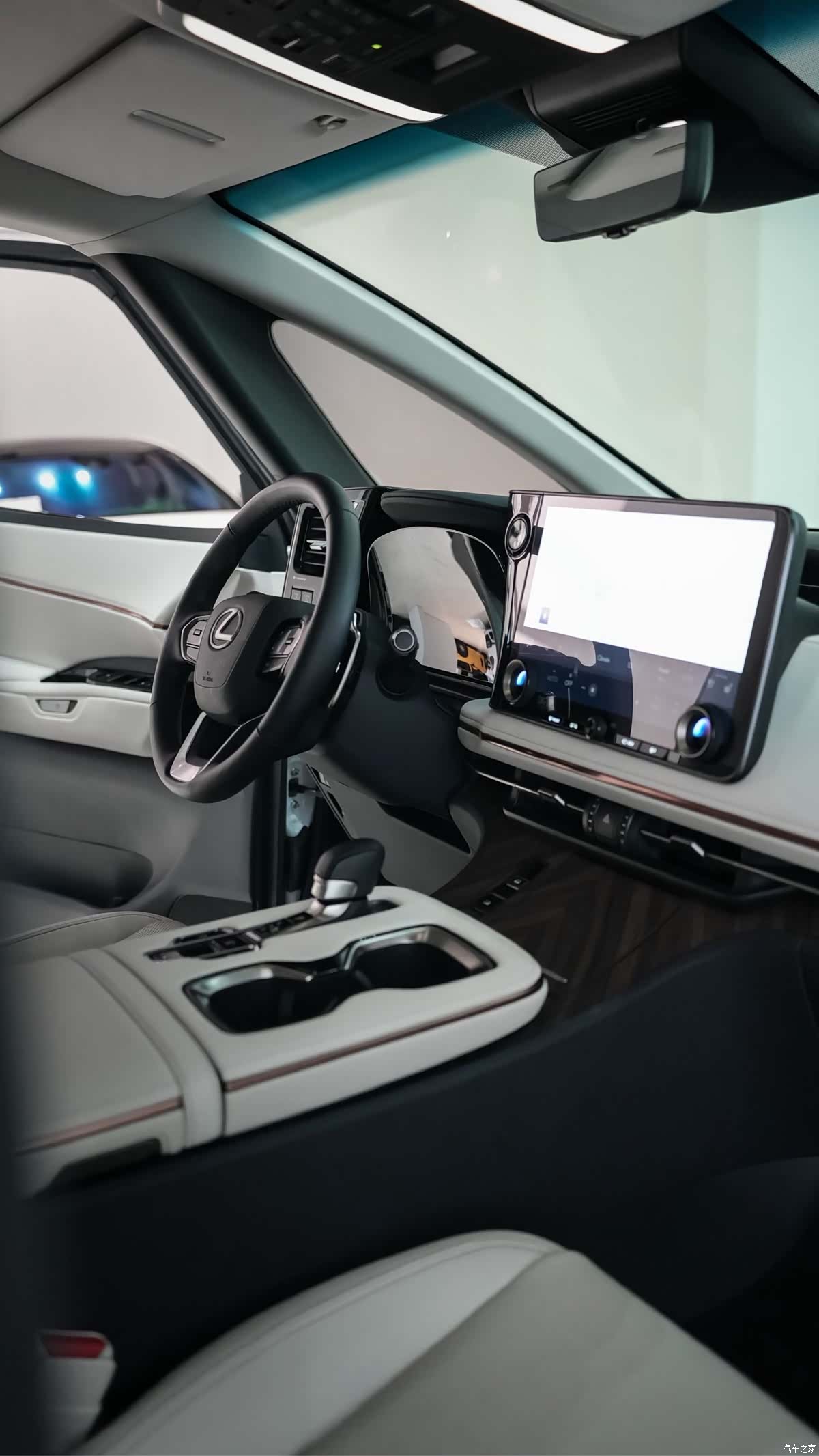 Lexus LM, 2026 8