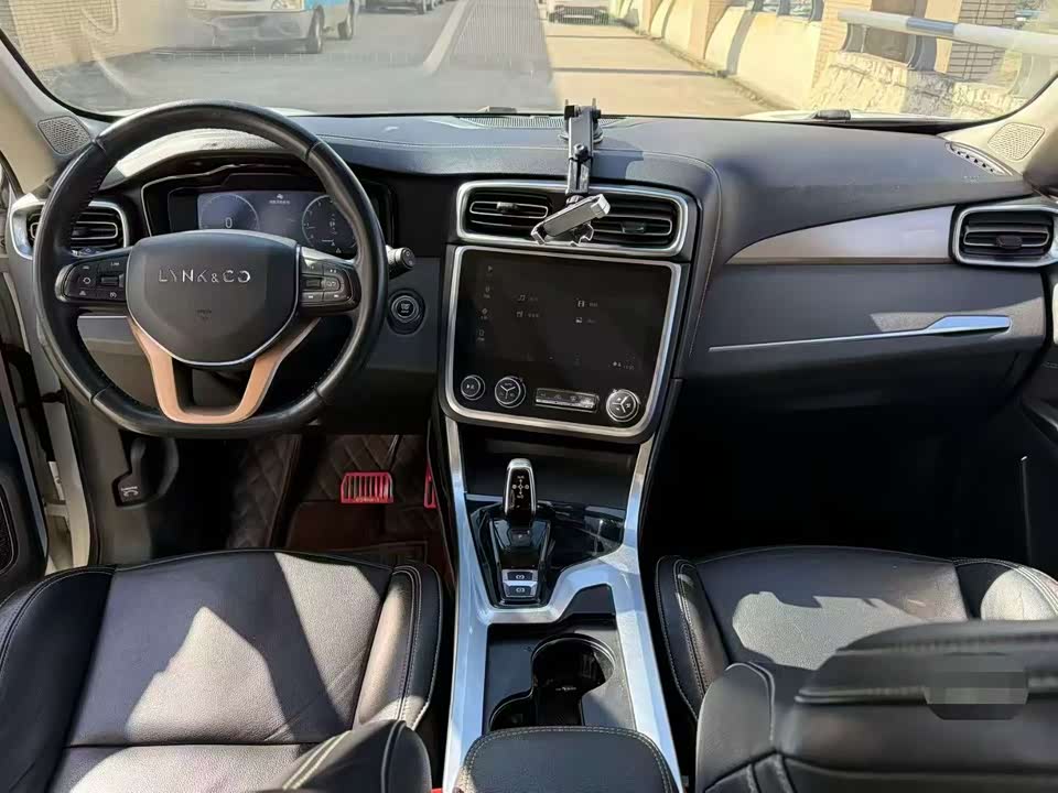 Lynk & Co 01