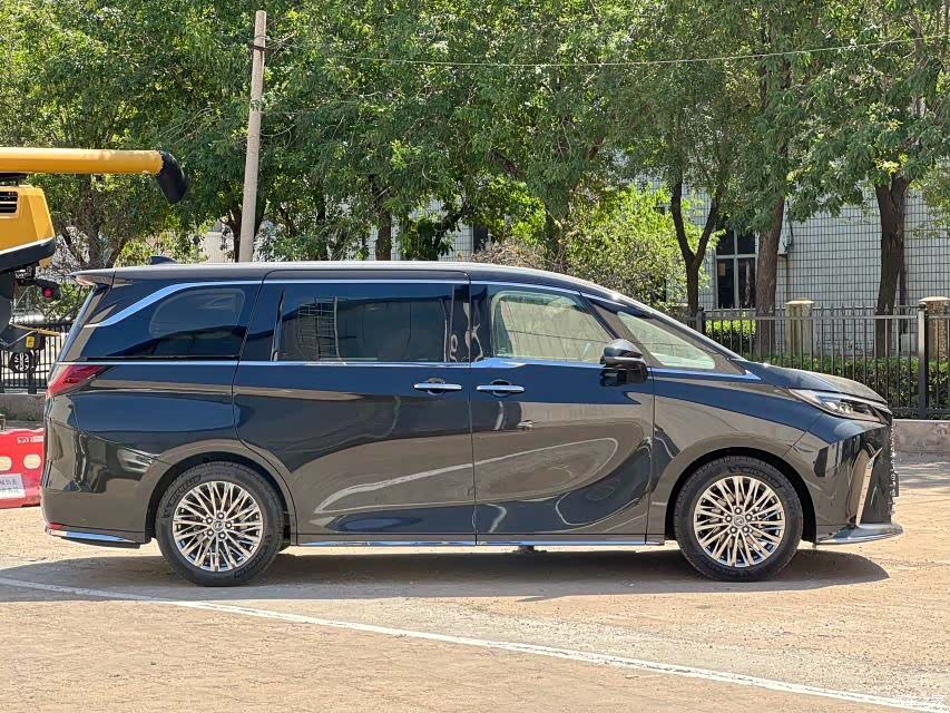 Lexus LM, 2025 4