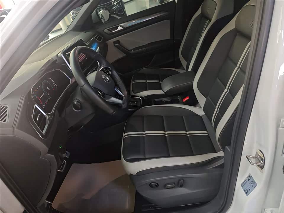 Volkswagen T-ROC exploring Songs